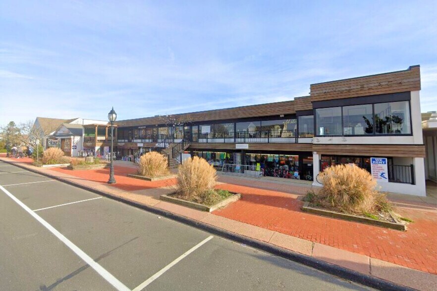 716 Montauk Hwy, Montauk, NY à vendre - Photo du bâtiment - Image 2 de 16