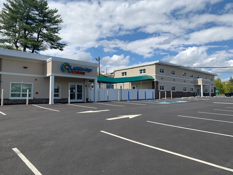 100 Rt 46 East, Mountain Lakes, NJ à louer - Photo du bâtiment - Image 3 de 10