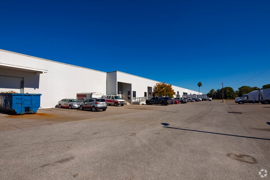 5501-5519 Pioneer Park Blvd, Tampa, FL à louer - Photo du bâtiment - Image 3 de 10