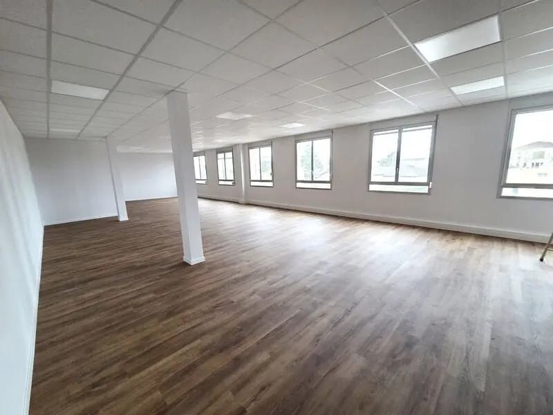 Office in Décines-Charpieu for lease Interior Photo- Image 1 of 6