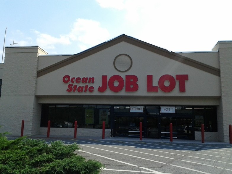 830 Curran Hwy, North Adams, MA à louer - Photo du bâtiment - Image 2 de 4