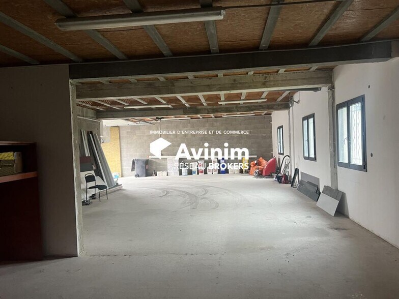 Flex in Villette-d'Anthon for lease - Interior Photo - Image 2 of 9