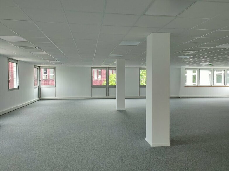 Office in Montigny-le-Bretonneux for lease - Interior Photo - Image 3 of 4