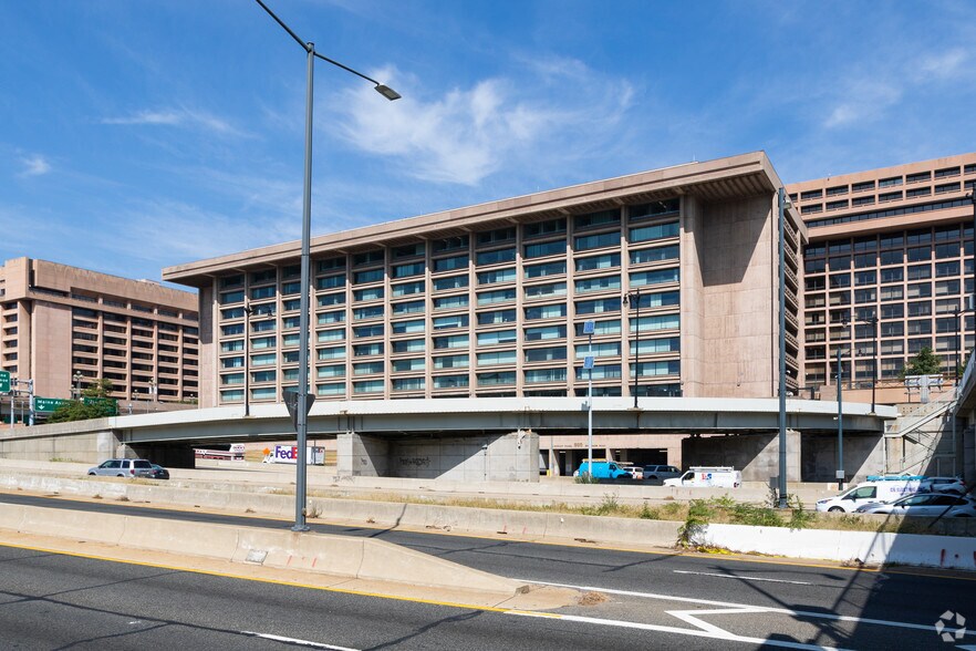950 L'Enfant Plz SW, Washington, DC à louer - Photo du bâtiment - Image 3 de 7