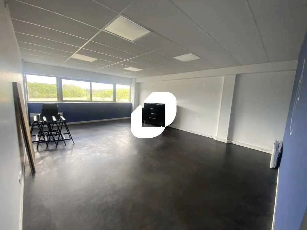 Office in Martignas-sur-Jalle for lease Interior Photo- Image 1 of 5