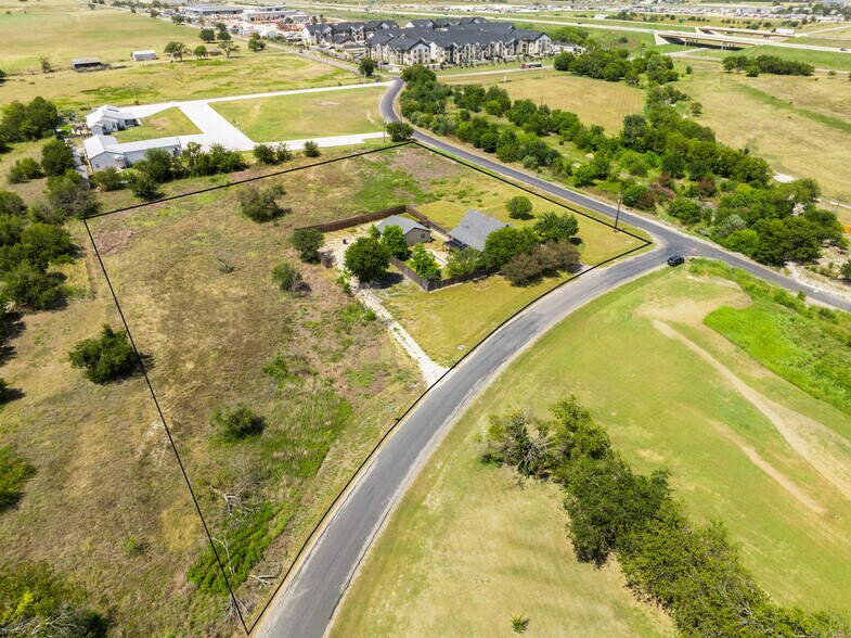 110 Lemens Ave, Hutto, TX for sale - Building Photo - Image 1 of 5