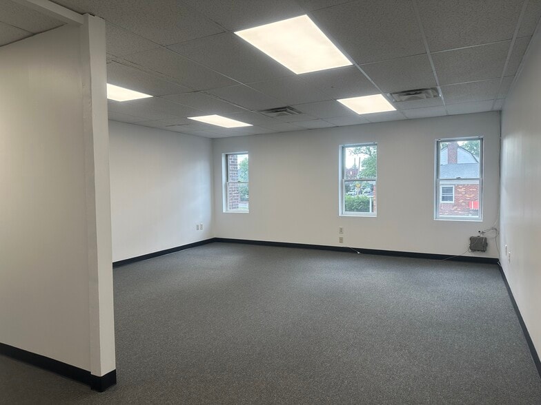 7 Northern Blvd, Great Neck, NY for lease - Interior Photo - Image 2 of 5