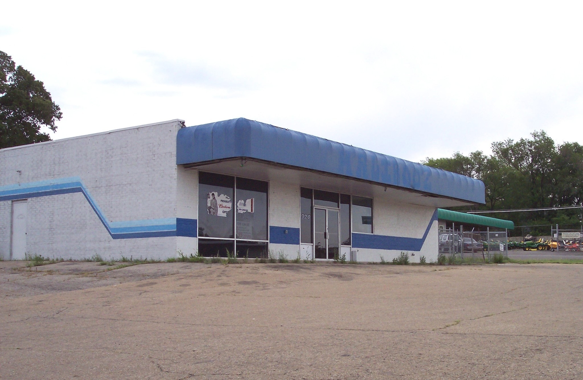 320 SE 29th St, Topeka, KS for lease Primary Photo- Image 1 of 3