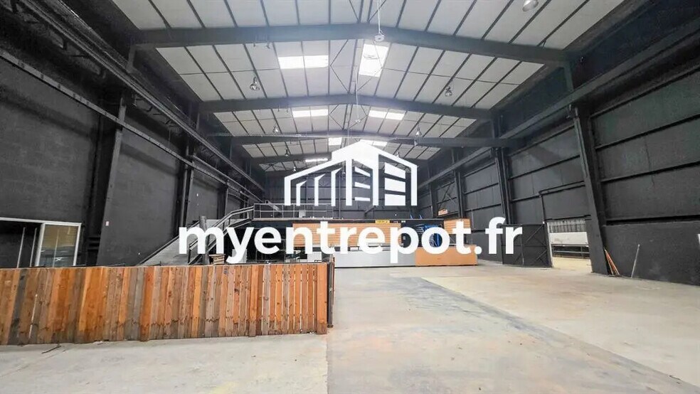 Flex in Aubagne for lease - Interior Photo - Image 3 of 8