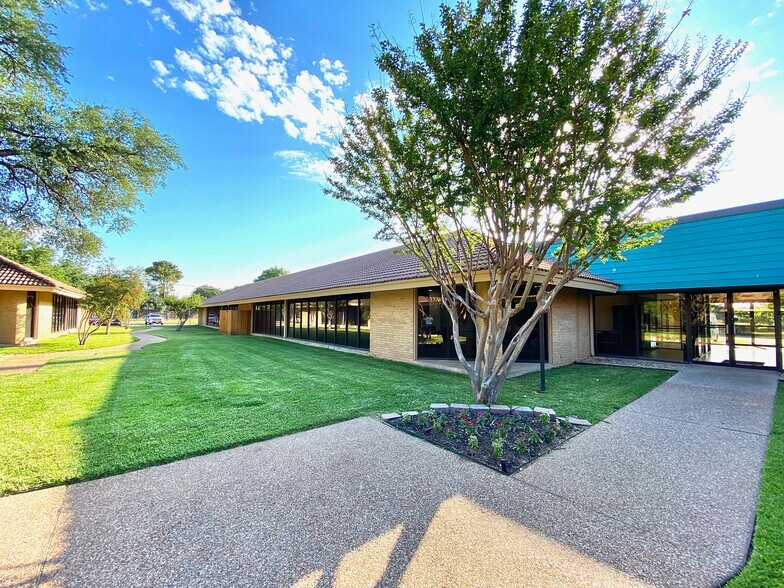 1550 Norwood Dr, Hurst, TX à louer - Photo du bâtiment - Image 2 de 13