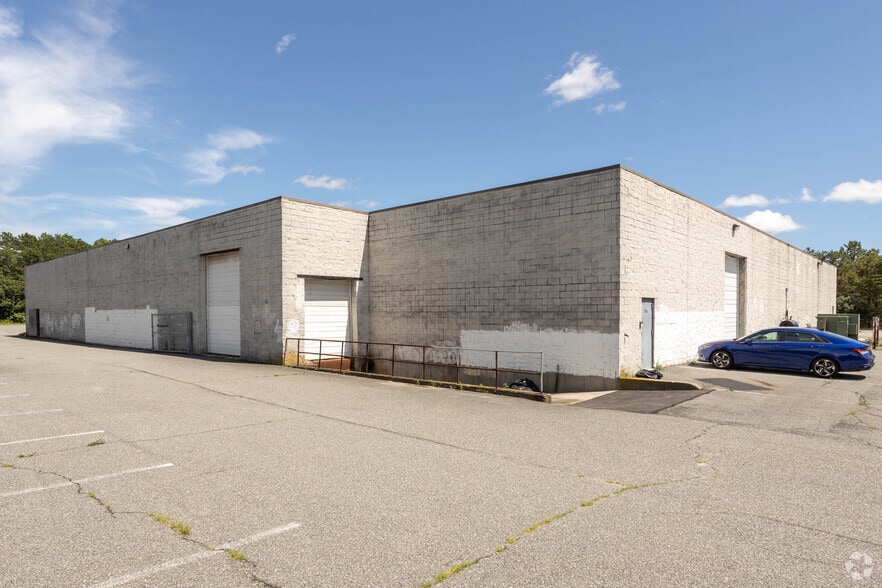 990 Station Rd, Bellport, NY for lease - Building Photo - Image 2 of 5