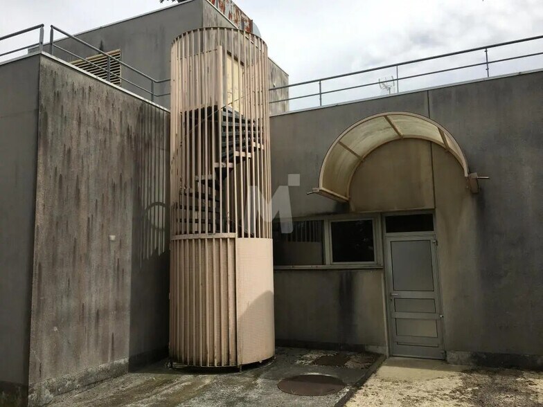 Bureau dans Savigny-le-Temple à louer - Photo du bâtiment - Image 2 de 15