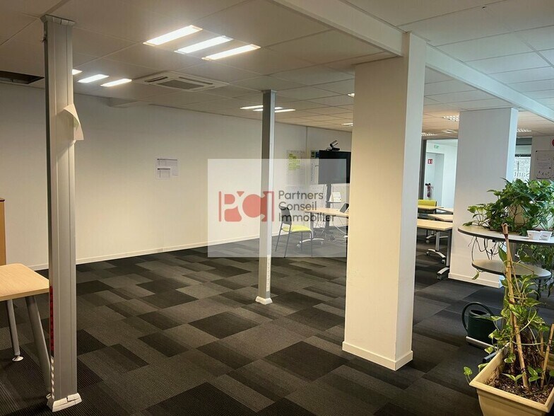 Office in Nîmes for lease - Interior Photo - Image 2 of 3