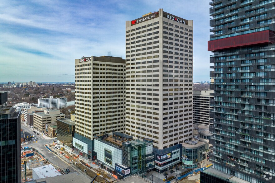 2300 Yonge St, Toronto, ON à louer - Photo du bâtiment - Image 2 de 5