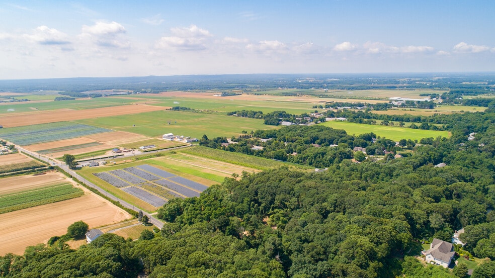 2551 Roanoke Ave, Riverhead, NY à vendre - Photo principale - Image 2 de 4