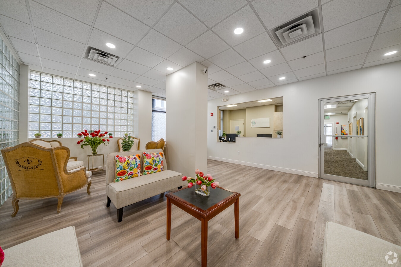 5975 Sunset Dr, Miami, FL 33143 - Unité 100 - - Photo intérieure - Image 2 of 19