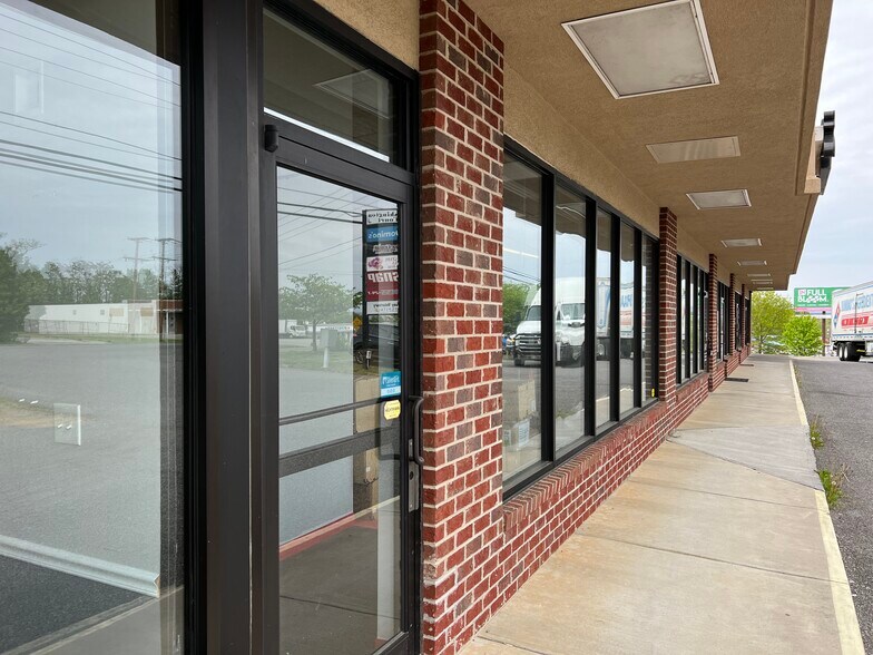 2445 E Washington Ave, Vinton, VA à louer - Photo du bâtiment - Image 3 de 3