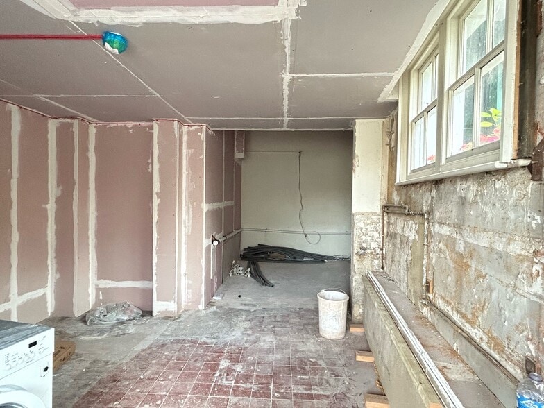 6 Guildford Rd, Westcott for lease - Interior Photo - Image 2 of 3