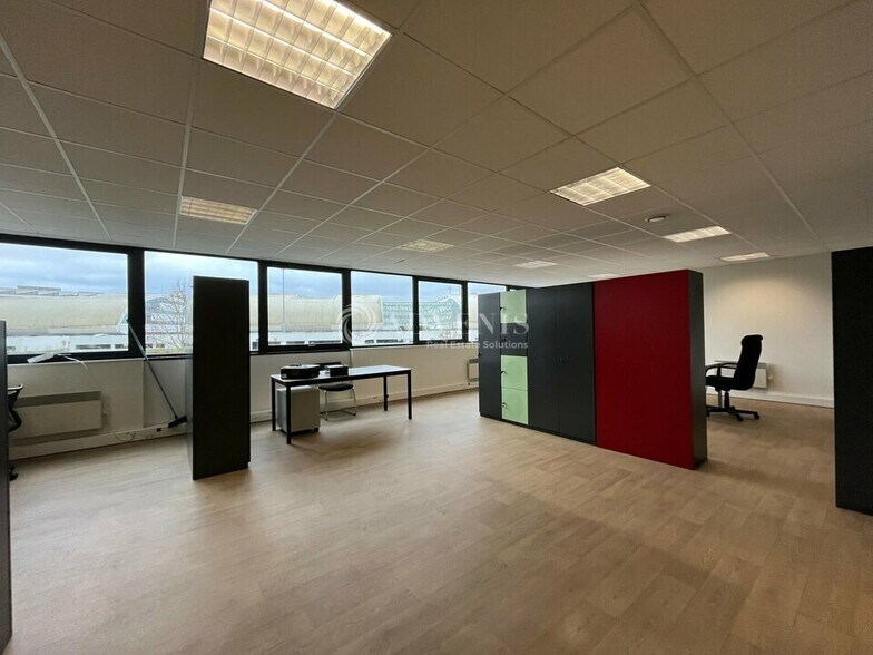 1 Rue Du Maréchal De Lattre De Tassigny, Élancourt for lease - Interior Photo - Image 2 of 3