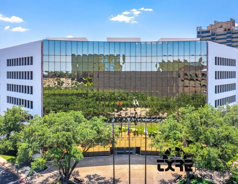 7929 Brookriver Dr, Dallas, TX à louer - Photo du bâtiment - Image 1 de 11