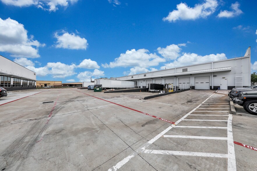 1557 W Sam Houston Pky N, Houston, TX à louer - Photo du bâtiment - Image 2 de 5