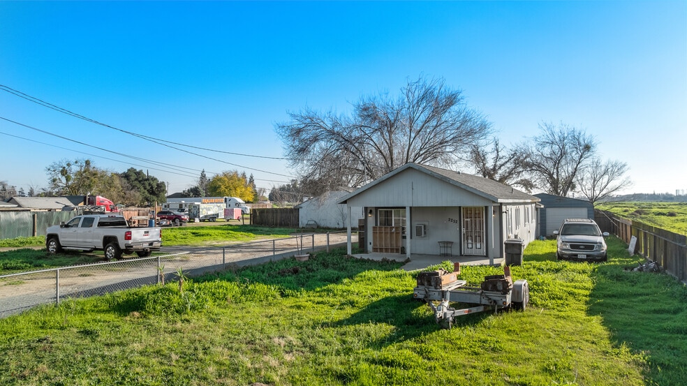 2256 W Yosemite Ave, Manteca, CA à vendre - Aérien - Image 3 de 20