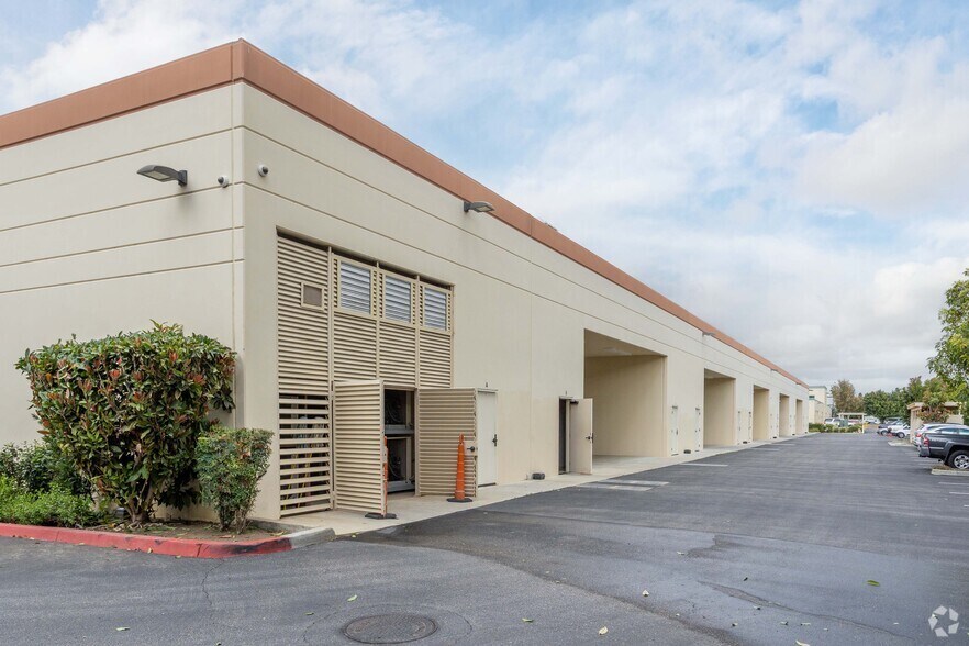 930 Flynn Rd, Camarillo, CA à louer - Photo du bâtiment - Image 3 de 4
