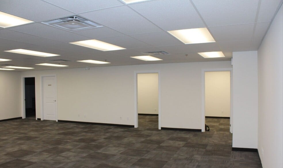 375-377 Canarctic Dr, Toronto, ON for lease - Building Photo - Image 3 of 4