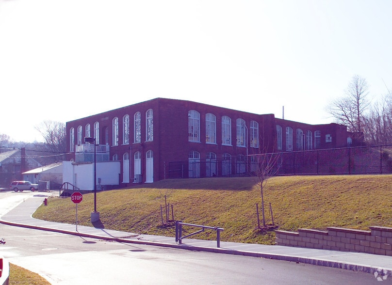 15 Shaw St, Fall River, MA for lease - Building Photo - Image 3 of 5