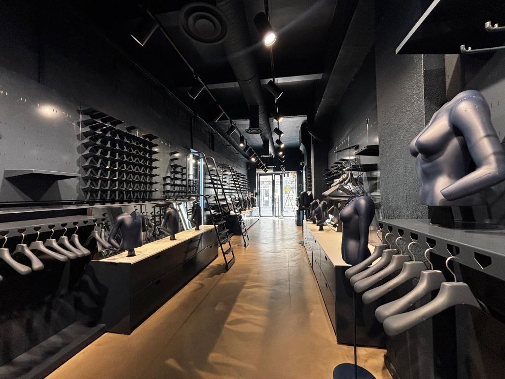 Retail in Annecy for lease Interior Photo- Image 1 of 7