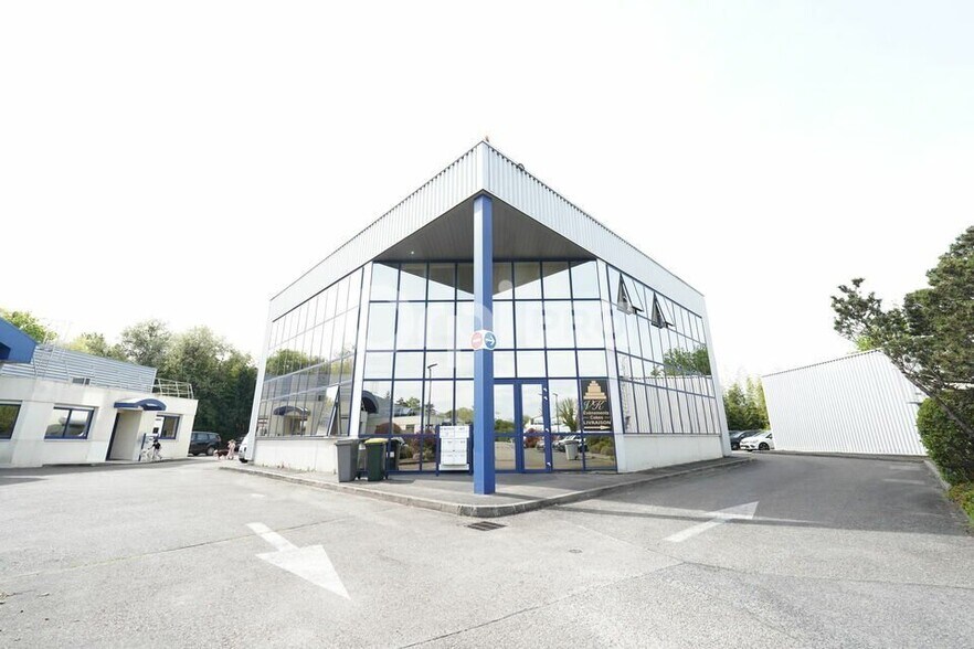 Office in Saint-Genis-Laval for lease - Building Photo - Image 1 of 6