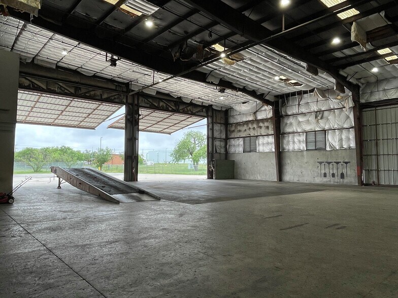 3003-3015 Aniol St, San Antonio, TX for lease - Building Photo - Image 2 of 7