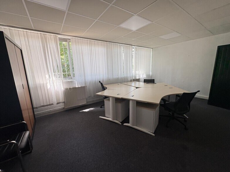 Retail in Marseille for lease - Interior Photo - Image 2 of 8