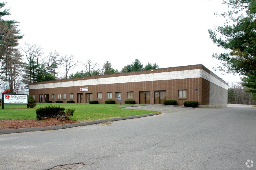 121F W Dudley Town Rd, Bloomfield, CT for lease - Building Photo - Image 1 of 4