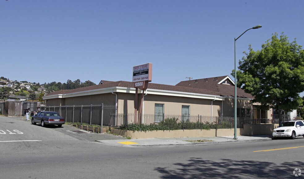 10500 Macarthur Blvd, Oakland, CA à vendre - Photo du bâtiment - Image 2 de 13