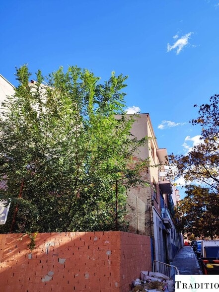Immeuble residentiel dans Madrid, Madrid à vendre - Photo du bâtiment - Image 2 de 11