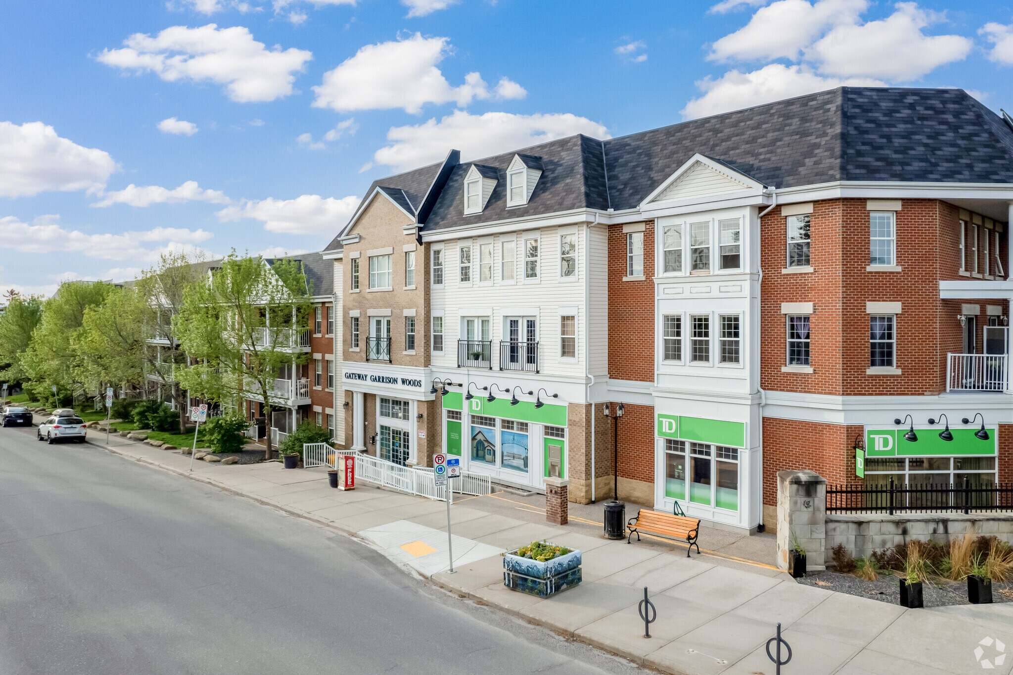 3350-3574 Garrison Gate SW, Calgary, AB à vendre Photo principale- Image 1 de 1