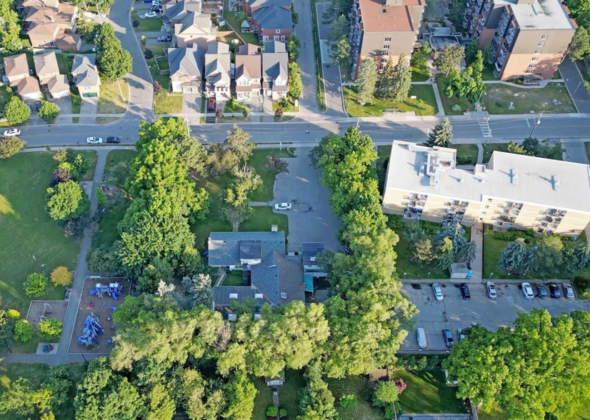 83 Dunlop St, Richmond Hill, ON for sale - Aerial - Image 2 of 34