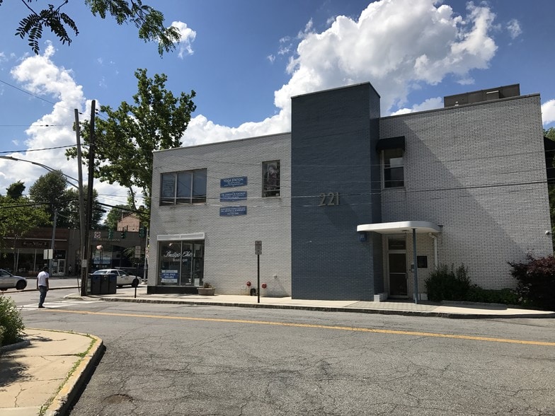 217-223 E Hartsdale Ave, Hartsdale, NY for lease - Building Photo - Image 3 of 9