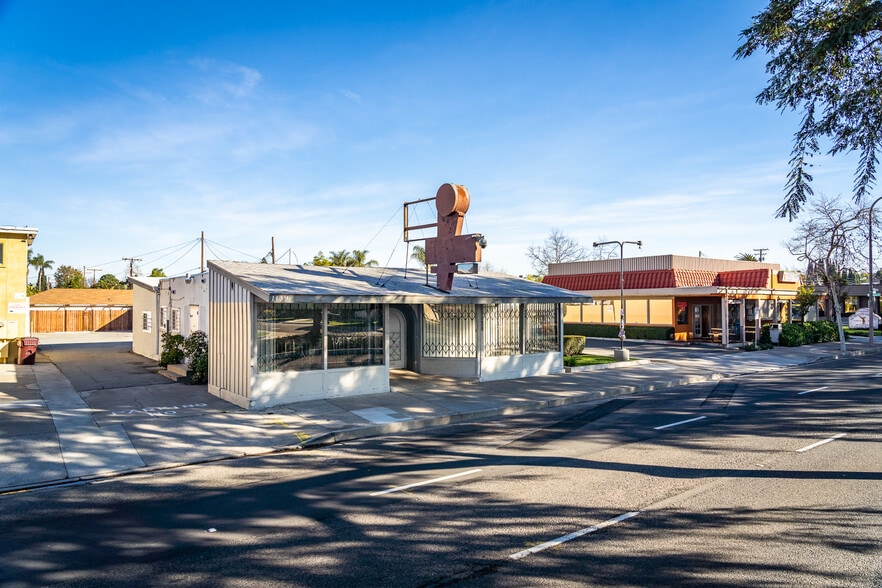 1139 W 17th St, Santa Ana, CA à louer - Photo principale - Image 1 de 45