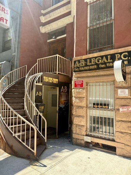 228 W 82nd St, New York, NY for lease - Interior Photo - Image 3 of 3