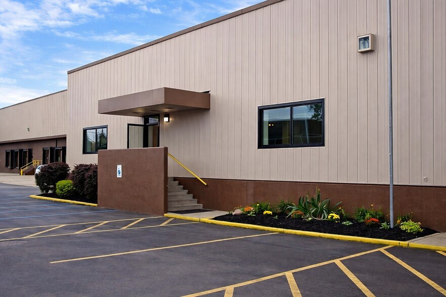 905 Wheeler Way, Langhorne, PA à louer - Photo du bâtiment - Image 2 de 7