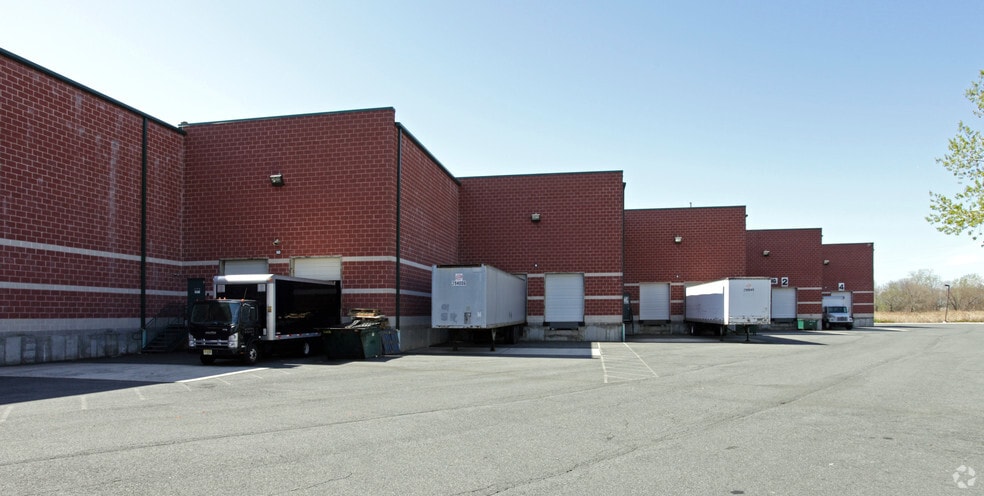 901 Penhorn Ave, Secaucus, NJ for lease - Building Photo - Image 2 of 6