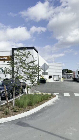 620 E Oakland Park Blvd, Oakland Park, FL à louer - Vidéo sur l’inscription commerciale - Image 3 de 6