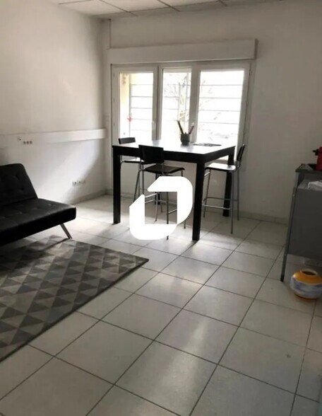 Office in Grenoble for lease - Interior Photo - Image 3 of 10