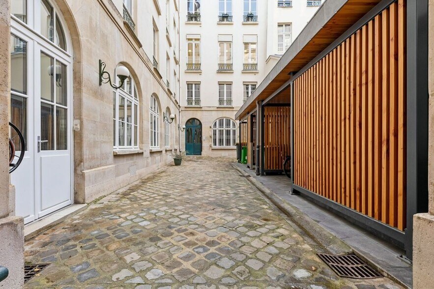 18 Rue De L'Arcade, Paris à louer - Photo du bâtiment - Image 3 de 9