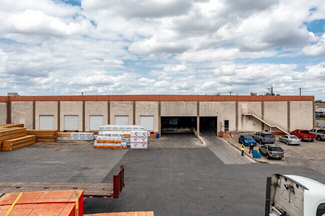 Plus de détails pour 827 Frost Bank Center Pky, San Antonio, TX - Industriel à louer