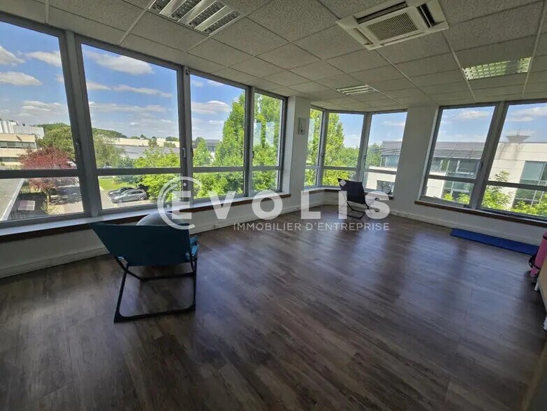 Office in Les Ulis for lease - Building Photo - Image 2 of 8