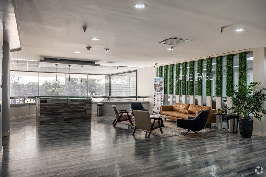 555 Republic Dr, Plano, TX for lease - Interior Photo - Image 2 of 12