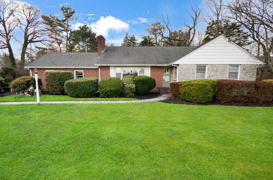 937 Walt Whitman Rd, Melville, NY à vendre - Photo du bâtiment - Image 1 de 3